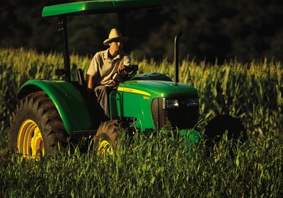 Deere avalia opções para unidade de seguro de lavouras