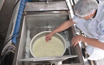 Operação contra adulteração de leite prende 16 suspeitos em SC e no RS