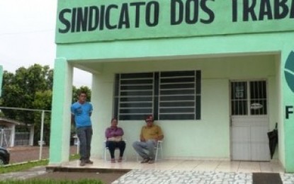 Na manhã de terça-feira (4), Agricultor protesta em frente ao Sindicato dos Trabalhadores Rurais de Miraguaí