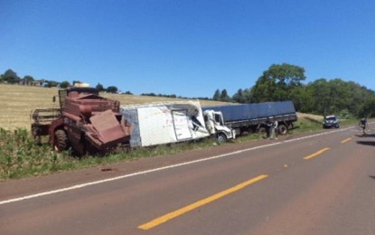 Colheitadeira na pista causa grande acidente no Norte do RS