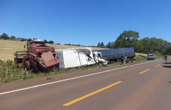 Colheitadeira na pista causa grande acidente no Norte do RS