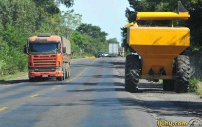 Máquinas agrícolas na rodovia trazem perigo de acidentes