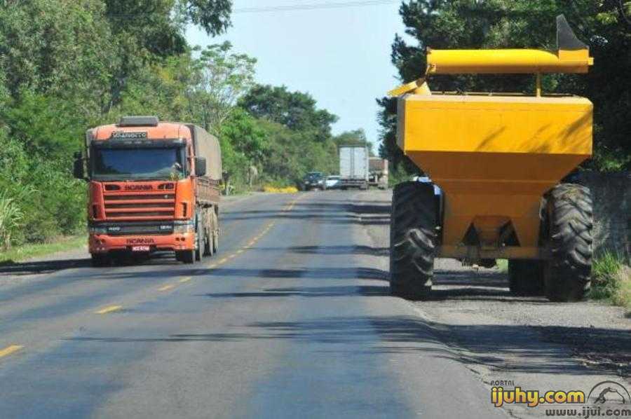 Máquinas agrícolas na rodovia trazem perigo de acidentes