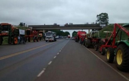 Protesto de agricultores afeta trânsito em pelo menos 15 rodovias
