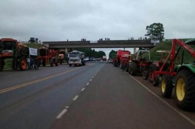 Protesto de agricultores afeta trânsito em pelo menos 15 rodovias