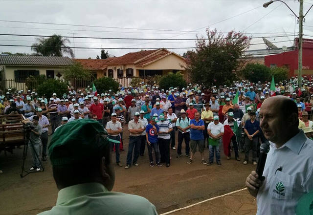 Produtores de leite protestam contra crise no Rio Grande do Sul