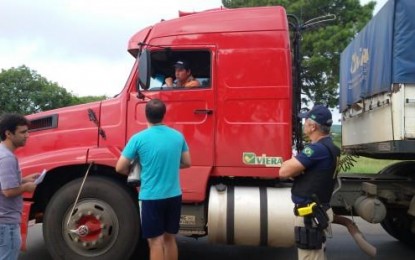 Caminhoneiros fazem nova manifestação e bloqueiam quatro rodovias do RS