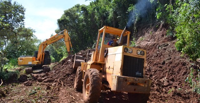 Começa remoção de terra que bloqueou estrada de acesso a comunidade de Lajeado Leão Tenente Portela