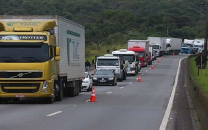 Distribuição de carnes e frutas começa a ser prejudicada no RS