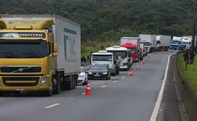 Distribuição de carnes e frutas começa a ser prejudicada no RS