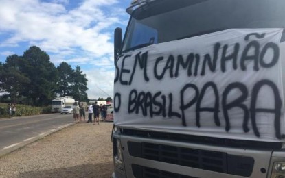 No RS, caminhoneiros seguem com a greve e agropecuária ainda conta os prejuízos; manifesto pede posicionamento do governo