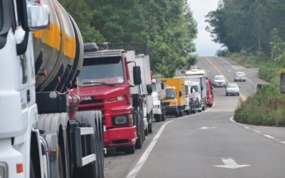Caminhoneiros ameaçam retomar paralisações no Brasil