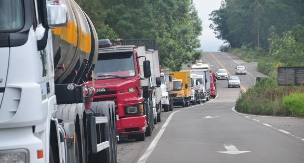 Caminhoneiros ameaçam retomar paralisações no Brasil