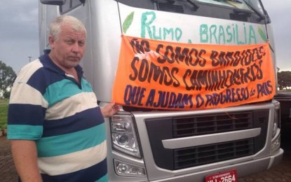 Caminhoneiros aguardam negociações para decidir sobre buzinaço em Brasília