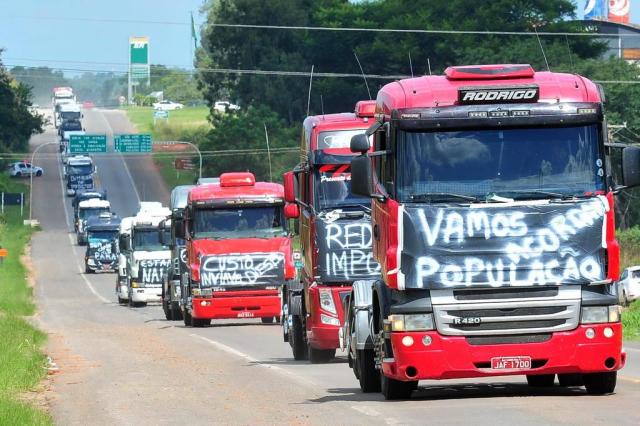 Greve dos caminhoneiros: quatro rodovias seguem parcialmente bloqueadas no RS