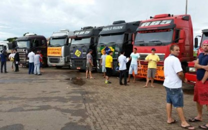 Caminhoneiros mantêm bloqueios em rodovias federais no Sul do país