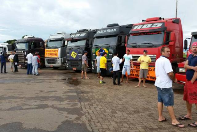 Caminhoneiros mantêm bloqueios em rodovias federais no Sul do país