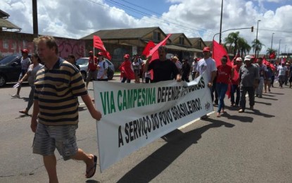 Integrantes de movimentos rurais chegam ao prédio do Incra, em Porto Alegre