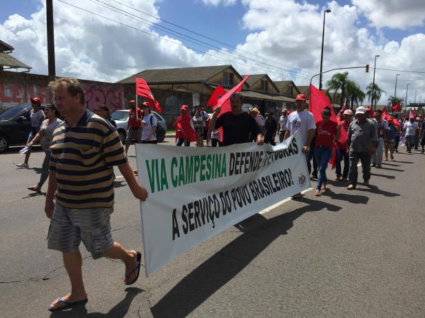 Integrantes de movimentos rurais chegam ao prédio do Incra, em Porto Alegre