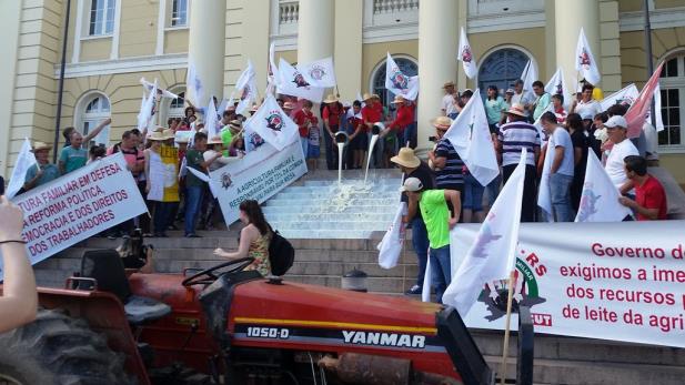 Produtores derramam leite em frente à Secretaria da Fazenda