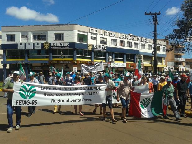 Mais de 2 mil produtores de leite fazem ato em Santa Rosa