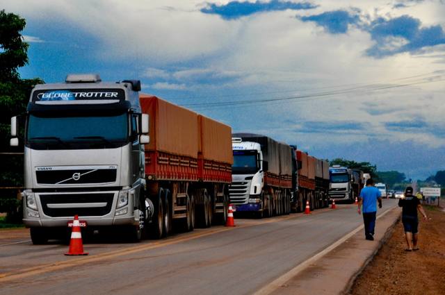 Bloqueios de caminhoneiros seguem no Rio Grande do Sul e em Santa Catarina