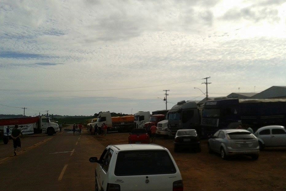 Protesto bloqueia todas as cargas na RST- 472 em Tenente Portela