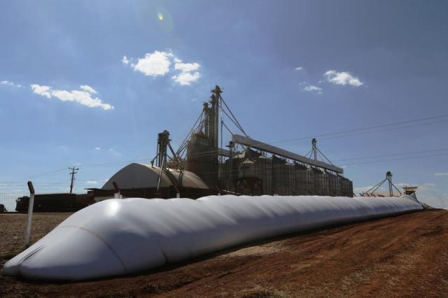 Na falta de armazéns, soja é estocada em silos bolsas no Estado