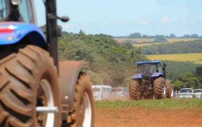 Farsul e Fetag comemoram: Exigência de placas em tratores é dispensada