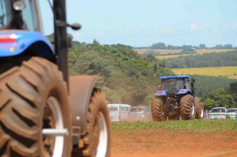 Farsul e Fetag comemoram: Exigência de placas em tratores é dispensada