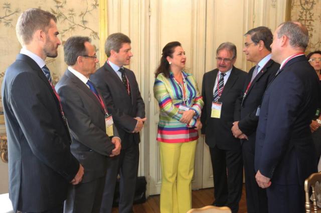 Ministra da Agricultura recebe certificado internacional por zonas livres da peste suína clássica