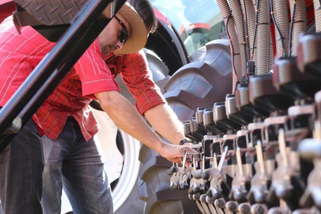 Fabricantes de máquinas agrícolas traçam estratégias para recuperar vendas