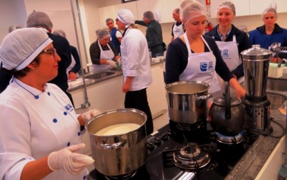 Extensionistas participam de capacitação sobre derivados de leite em Palmeira das Missões