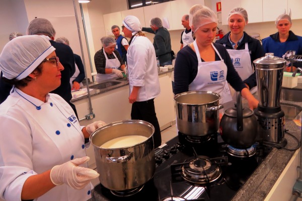 Extensionistas participam de capacitação sobre derivados de leite em Palmeira das Missões
