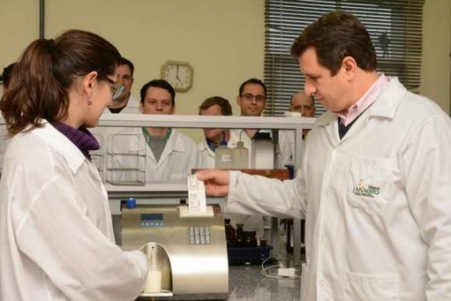 RS passa a contar com aparelho que permite testar qualidade do leite ao chegar na indústria