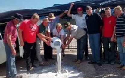 Produtores de leite ligados a Fetraf-RS protestam em frente a sede da Promilk
