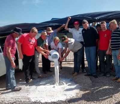 Produtores de leite ligados a Fetraf-RS protestam em frente a sede da Promilk
