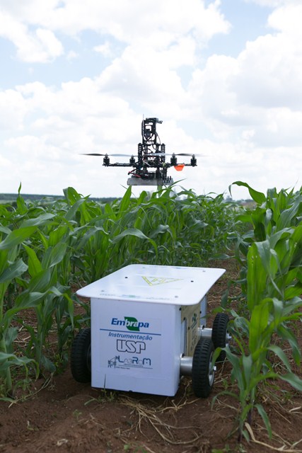 Robô emite luz capaz de mapear lavouras