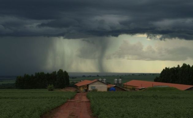 Há previsão de chuva de moderada a forte intensidade