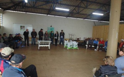 Humaitá, produtores de leite do município recebem adubo