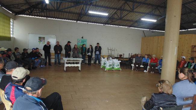 Humaitá, produtores de leite do município recebem adubo
