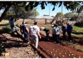 Redentora, curso sobre horta, realiza atividade pratica com manejo e plantio