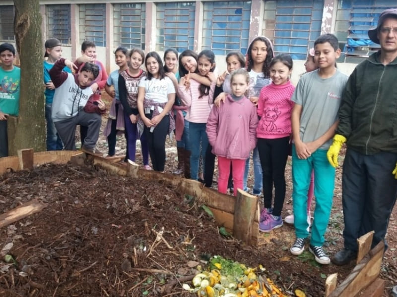 Campo Novo, alunos aprendem na pratica como fazer Adubo orgânico através da compostagem