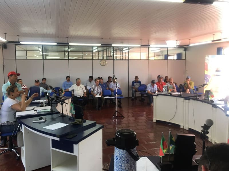 Redentora, agricultores representantes de associações e patrulha agrícola participam de reunião.