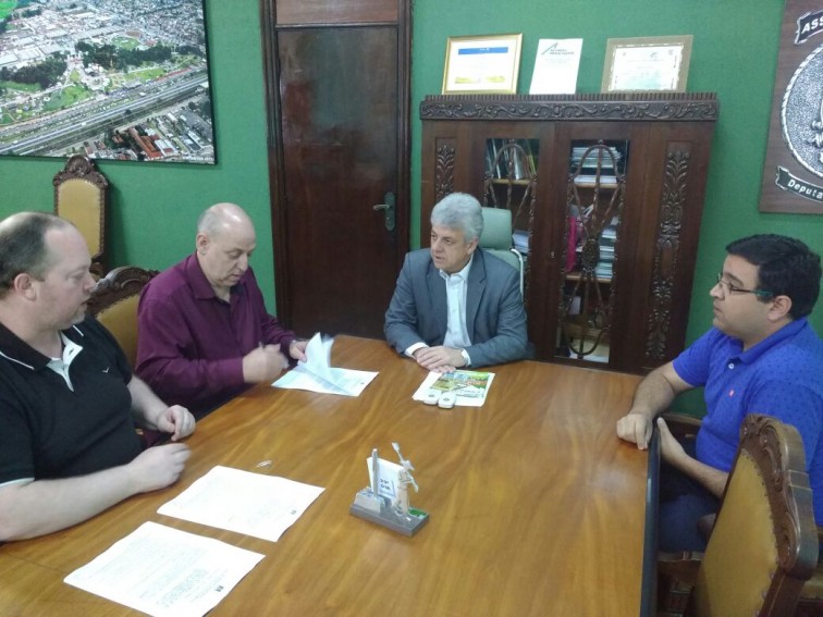 Tenente Portela, Prefeito Assina Convênios para Programas de Fomento a Agricultores Familiares