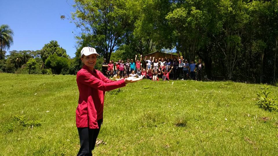 Alunos da escola Ayrton Senna visitaram propriedade rural no município de Redentora