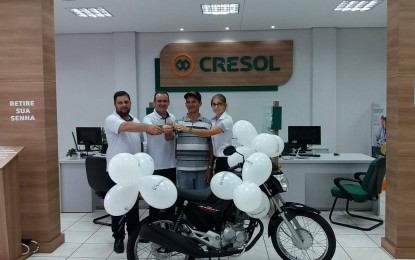 Cresol Humaitá realiza entrega de premio para associado