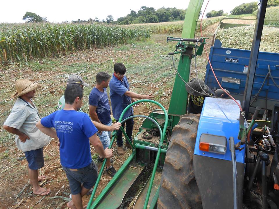 Secretaria de agricultura realiza entrega técnica de equipamentos para associações de desenvolvimento