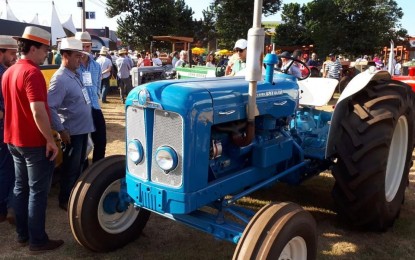 Tratores com partida a fogo e manivela roubam a cena na feira Agrishow