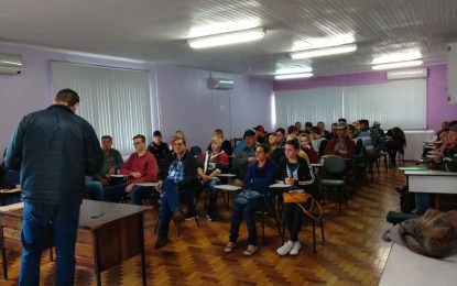 Três Passos realiza evento para assinatura dos contratos do Programa Bolsa Juventude Rural